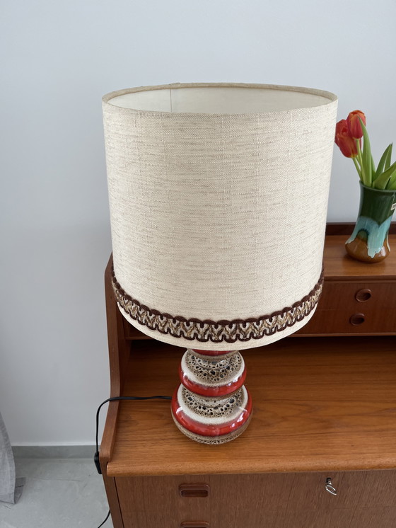 Image 1 of Mid Century Fat Lava Lampe vintage rot bruin Tischlampe Stehlampe Keramikfuß 49 cm hoog