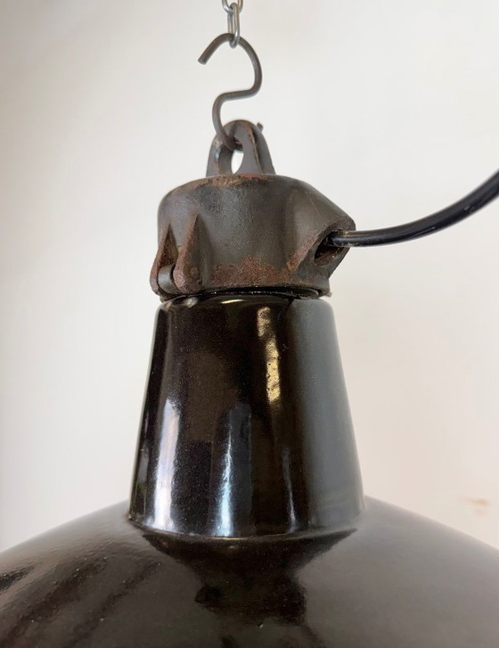 Image 1 of Industriële zwarte geëmailleerde fabriekslamp met gietijzeren bovenkant, jaren 50