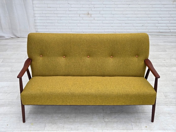 Deense tweezitsbank uit de jaren 60, bekleed met meubelwol en teakhout, opnieuw gestoffeerd. – 2 zitsbanken (photo 4 of 19)