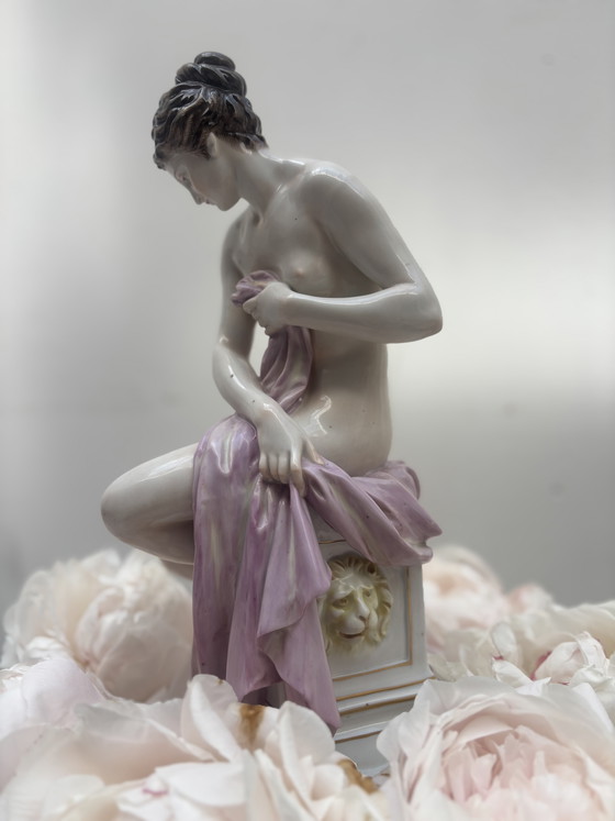 Image 1 of Statue en porcelaine d'une femme au bain