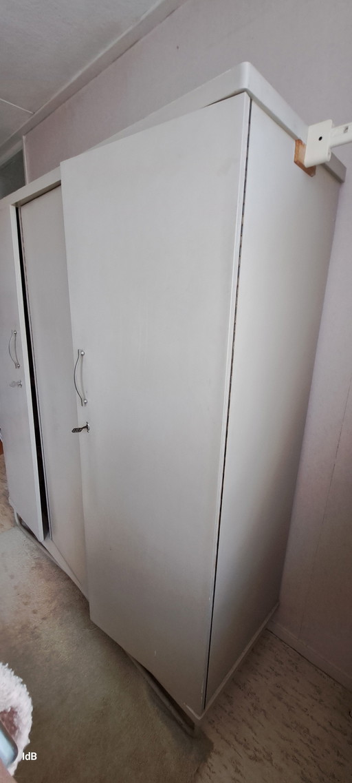 armoire à linge vintage