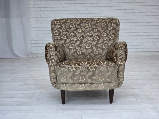 Image 1 of 1960er Jahre, dänischer Sessel, hellgrüner Möbelvelours, Beine aus Teakholz.