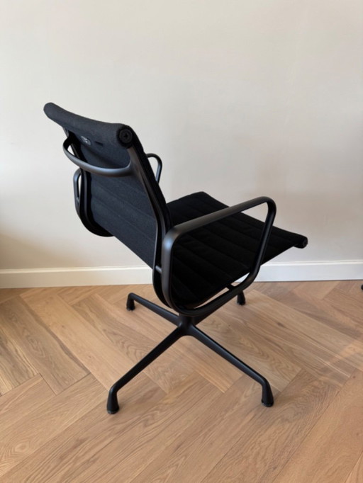 Vitra - Aluminium Chairs EA 104 - draaibaar