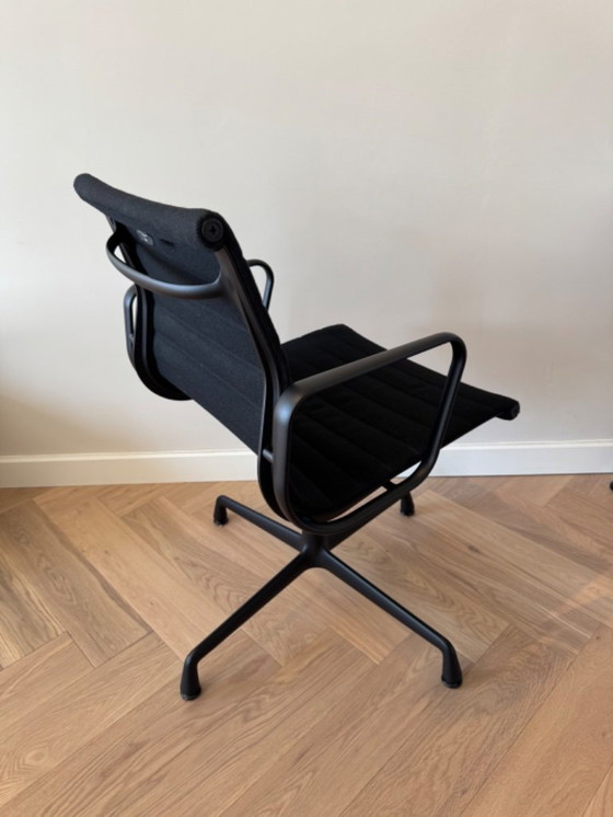 Image 1 of Vitra - Aluminum Chairs EA 104 - rotatable