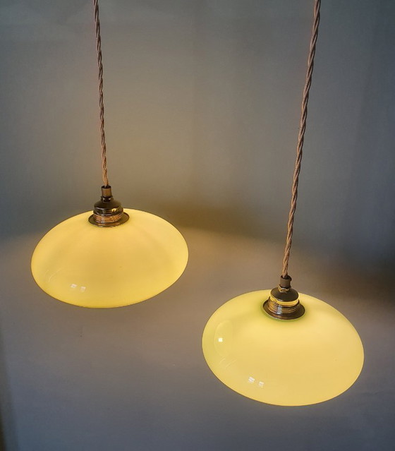 Image 1 of Ensemble de 2 suspensions vintage en verre opalin pastel vert/menthe.