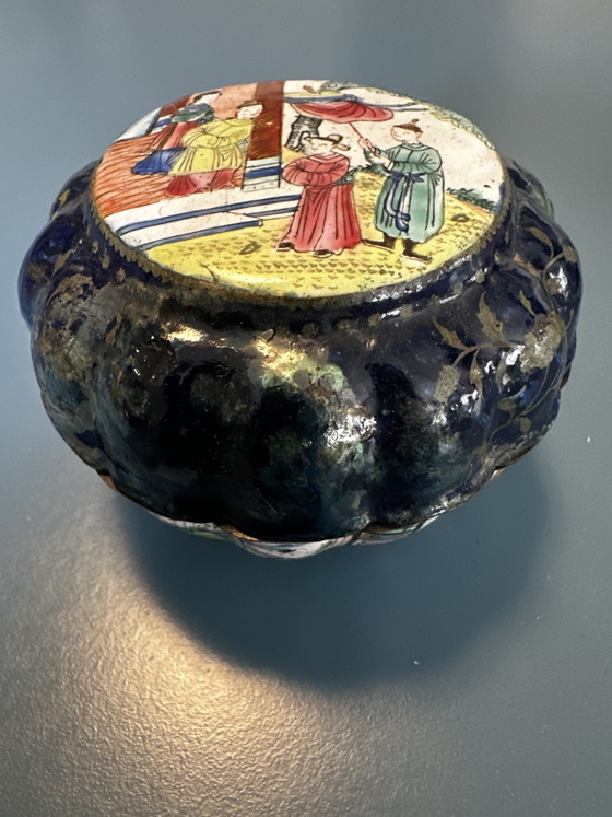 Scatola in Rame Smaltato di Canton con Decorazione a Figure – Cina – Fine XVIII Secolo (photo 2 of 13)