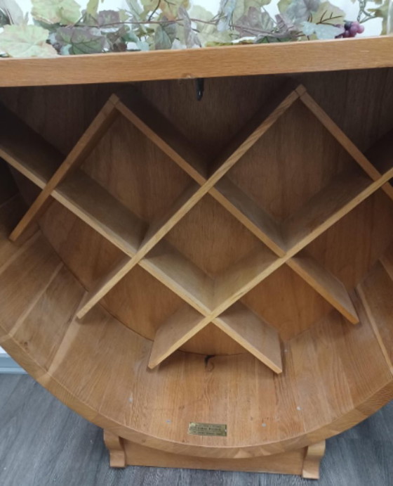 Image 1 of Handgemaakte Duitse wijnvatkast van Gunter Peeters – Unieke halfronde houten wandbar met smeedijzeren deuren