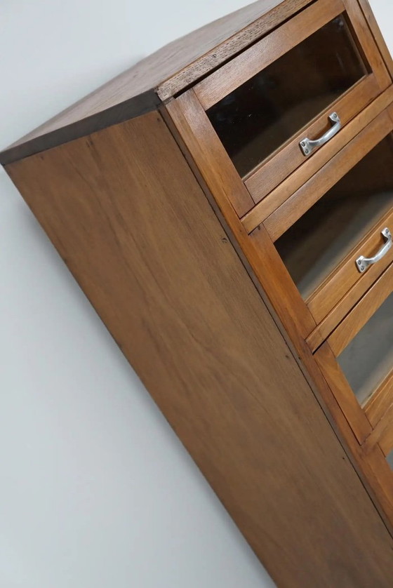 Image 1 of Armoire/vitrine de mercerie vintage allemande en hêtre/chêne, années 1950