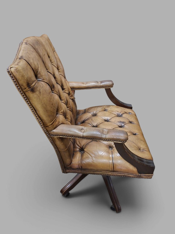 Old classic leather office chair with matching age traces. – Metal (photo 3 of 5)