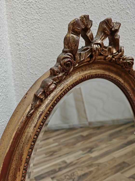 Image 1 of Ovale spiegel met houten lijst, goud uit een nalatenschap