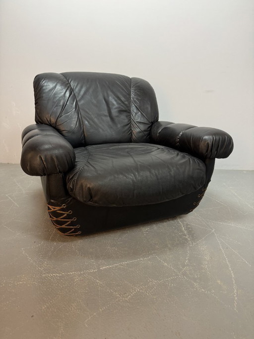 Beautiful Big Black Leather Postmodern Italian Design Space Age Lounge Chair with Brass Buttons and Playful Cord Lacing, 1970s.