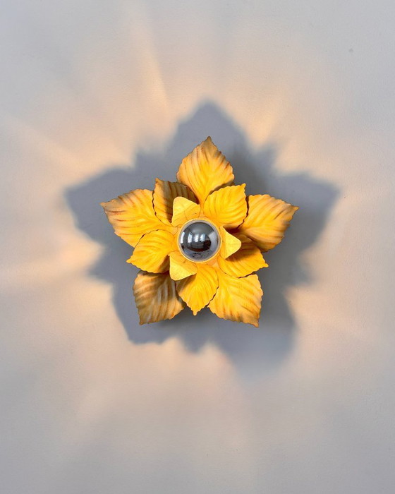 Pair of vintage "flower" Wall lights in beige painted metal, France 1970 (photo 4 of 6)