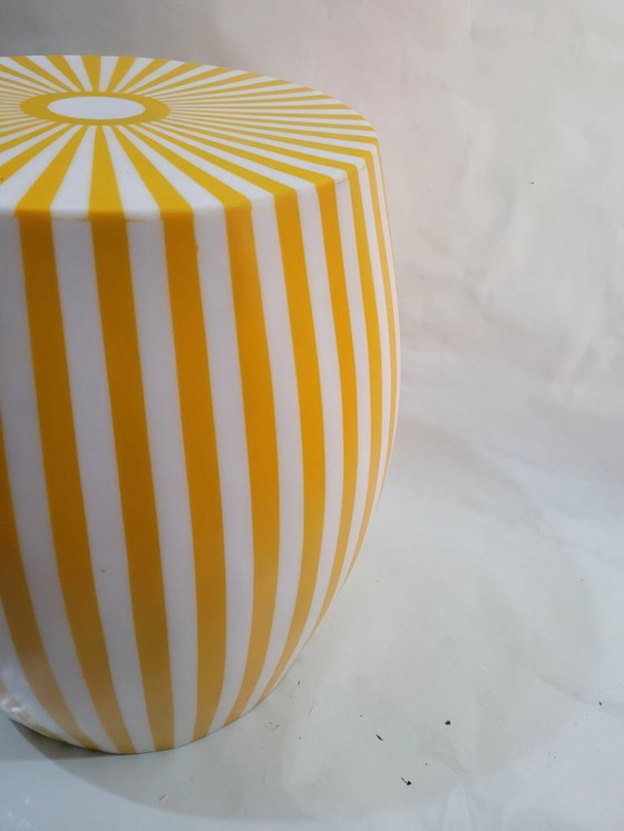 Image 1 of Tavolino laterale artigianale marocchino giallo e bianco - Artisanal Bijzettafel