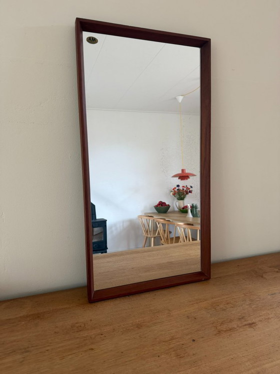 Image 1 of Bellissimo specchio vintage danese in teak con bordi smussati e graziosi dettagli in ottone.
