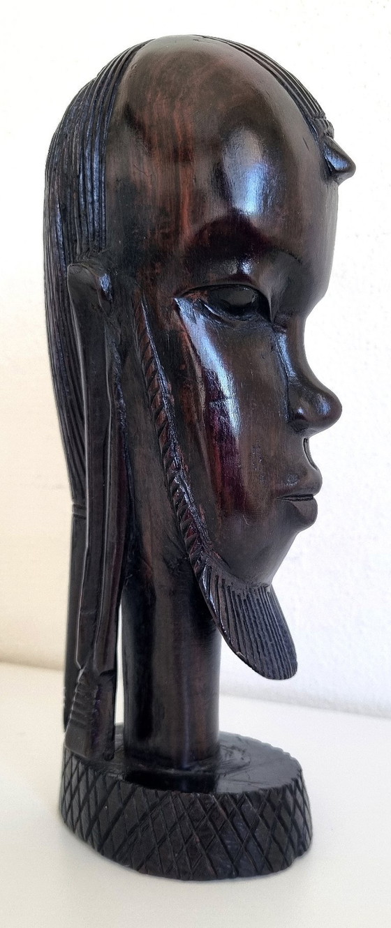 Image 1 of Vintage Afrikaanse buste, handgesneden uit donker hout.