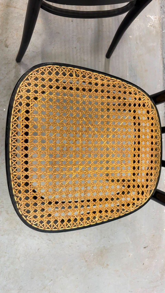 Image 1 of Een paar gebogen houten stoelen, met Weense rieten zittingen, jaren 60, Polen