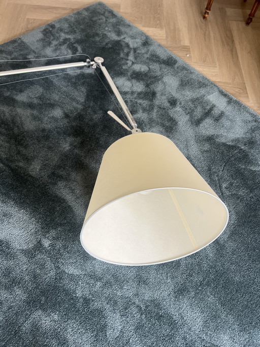 Lamp met beweegbare arm