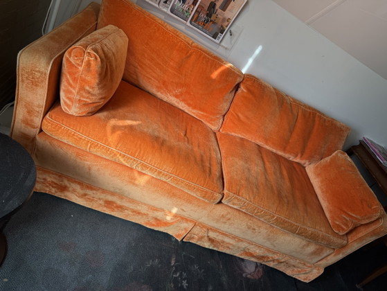 Image 1 of Canapé 2 places en velours orange avec coussins garnis de duvet
