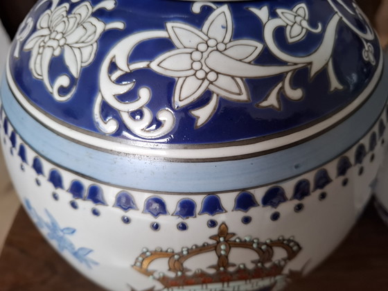 Set de 2 grandes macetas decorativas de porcelana Wong Lee con escudo de Versalles como decoración, (photo 15 of 15)