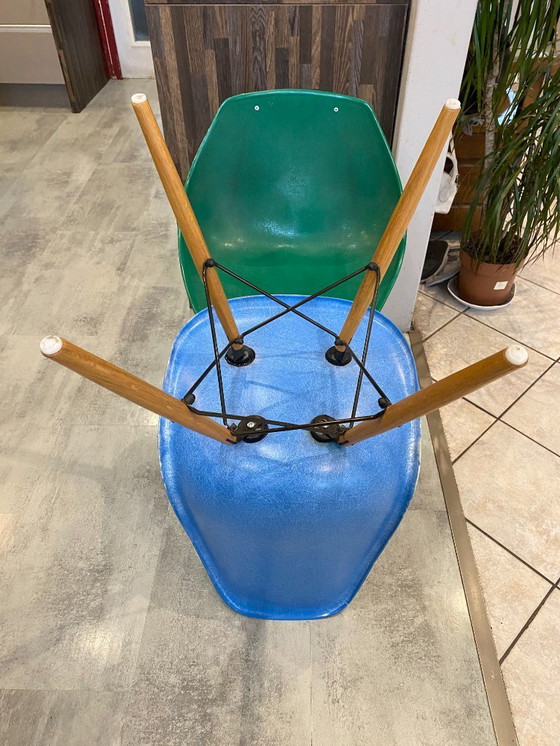 Image 1 of Sedia DSW, fibra blu turchese, Dowel oak, rovere chiaro, Eames Herman Miller, vintage anni '50