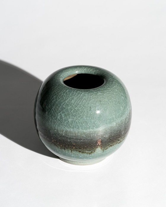 Image 1 of Keramikvase aus dem Studio Horst Kerstan – Kugel mit Celadon-Krakelierglasur, Deutschland, 1987