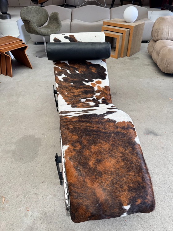 Cassina LC4 Chaiselongue in Pony von Le Corbusier – Chaise longue, Leather, Metal (photo 4 of 14)