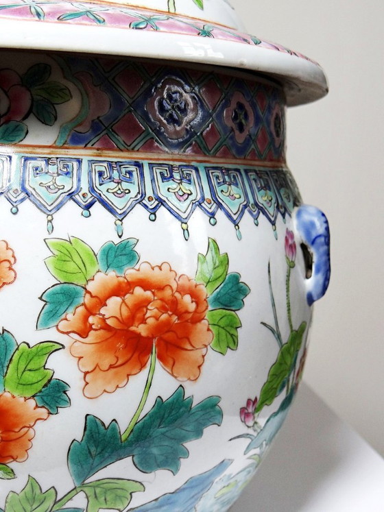 Image 1 of Large covered Chinese porcelain pot, floral famille rose decoration, 20th century
