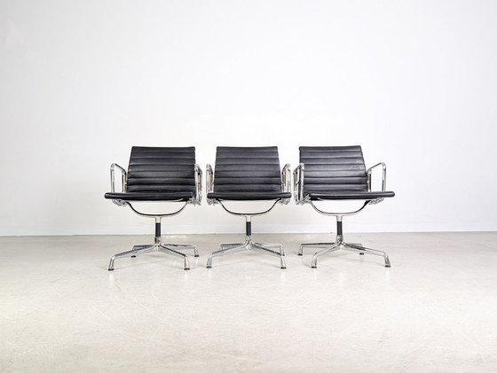 Image 1 of Originele set van 3 Vitra Charles & Ray Eames stoelen EA 108, zwart leer.