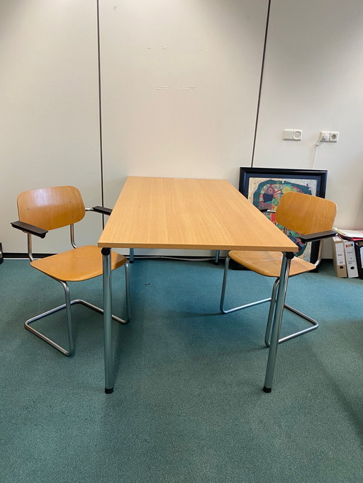 Ahrend tafel en 2 buizenstoelen