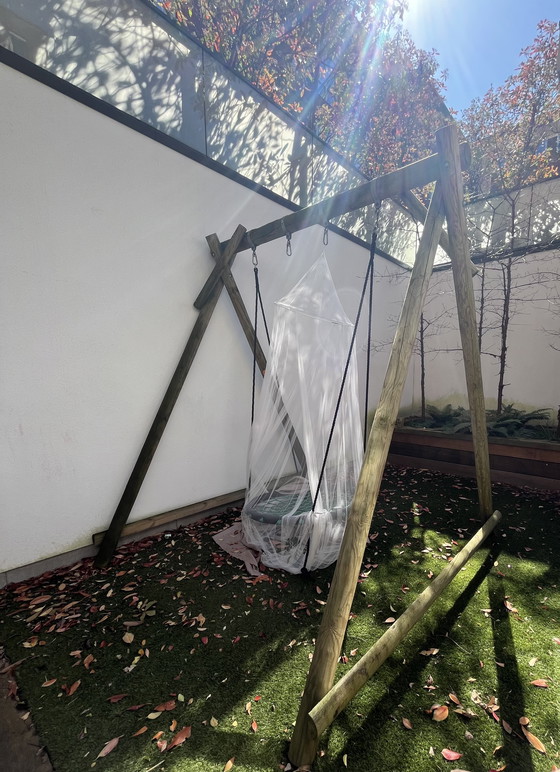 Image 1 of Houten schommel installatie. Inclusief drie schommels. Ook geschikt voor hangstoel of hangbank  