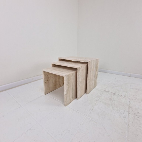 Image 1 of Italienische Beistelltische aus Travertin mit Rillenmuster aus den 1980er Jahren – 3er-Set