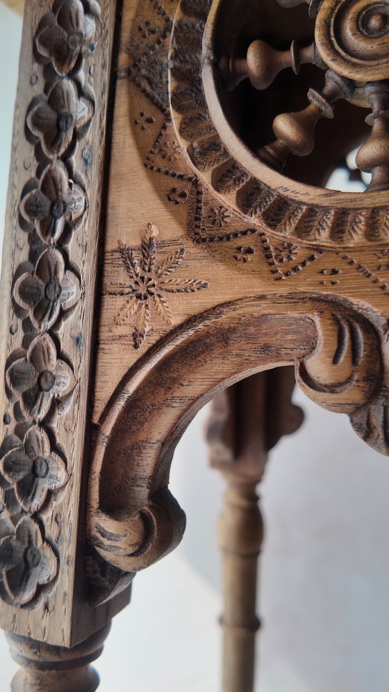 Image 1 of Tavolino laterale antico bretone in legno massello intagliato - Arte popolare del XIX/XX secolo