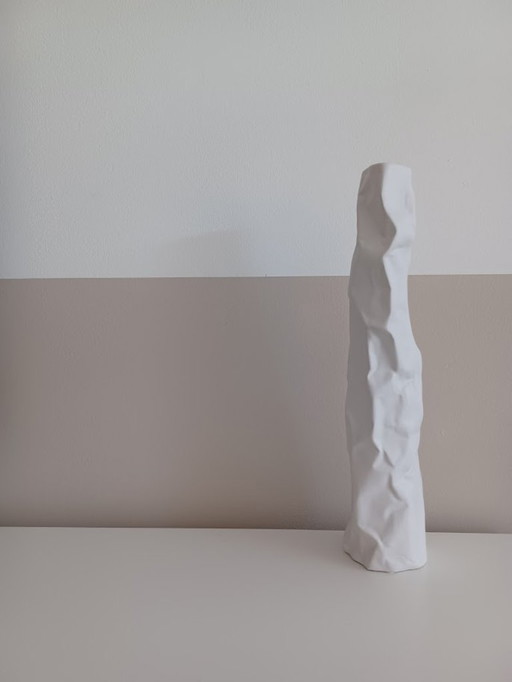 Vase sculptural en céramique blanche mate. Design plissé unique.