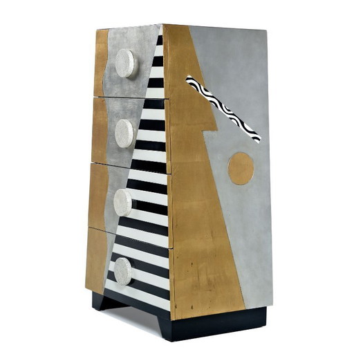 Cómoda piramidal Lam Lee estilo Memphis en plata y pan de oro