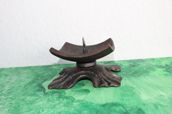 Image 1 of Candeliere antico in bronzo massiccio su 4 piedi con grande piatto quadrato per candele