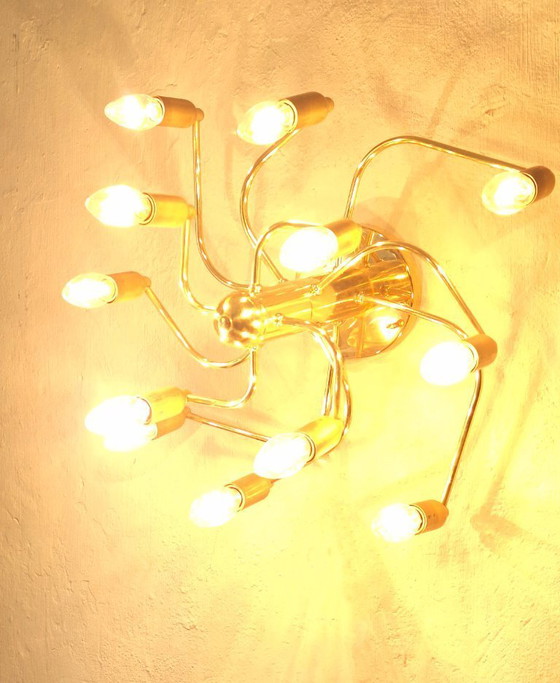 Image 1 of Lustre en laiton à trois niveaux en spirale, style moderne du milieu du siècle, avec 12 lumières, années 1960