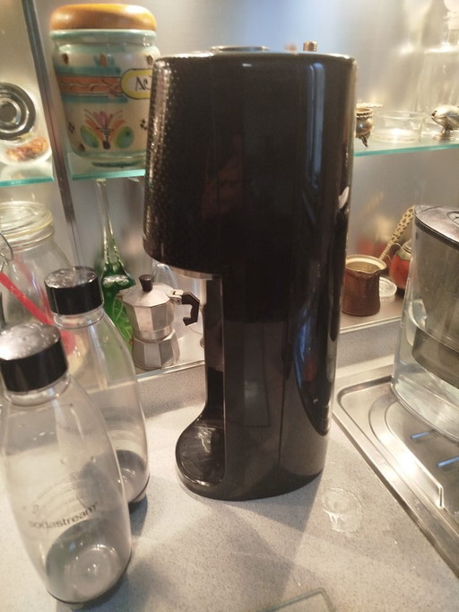 SodaStream Megapack Nero, Gasatore d'Acqua, 2 Bottiglie 1 L e 1 Bottiglia 1/2. In Regalo 2 Cilindri Vuoti.