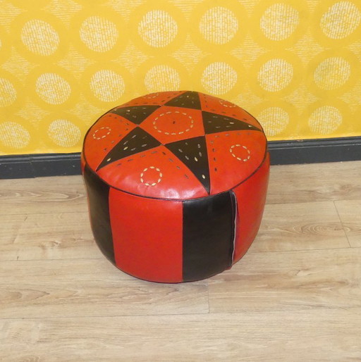 SEVENTIES 70er Jahre Pouf Hocker Sitzkissen rot schwarz Lederhocker Kunstleder Bodenkissen Boho Style marokkanischer Stil 