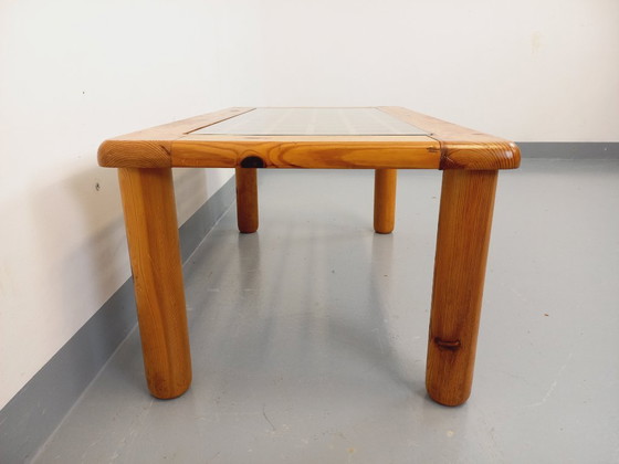 Image 1 of Vintage modernistische salontafel van grenenhout en glas uit de jaren 70 en 80.