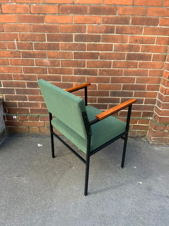 Poltrona Vintage di Carattere con Struttura in Acciaio Nero, Braccioli in Teak e Verde Bosco Intenso (photo 7 of 8)