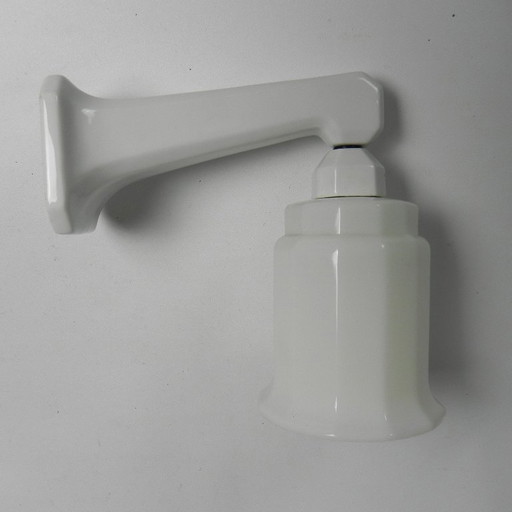 Porseleinen Art Deco wandlamp met opaline kap, jaren 30