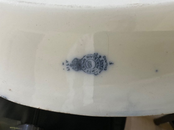 Image 1 of Plato de servir antiguo de porcelana con estampado azul.