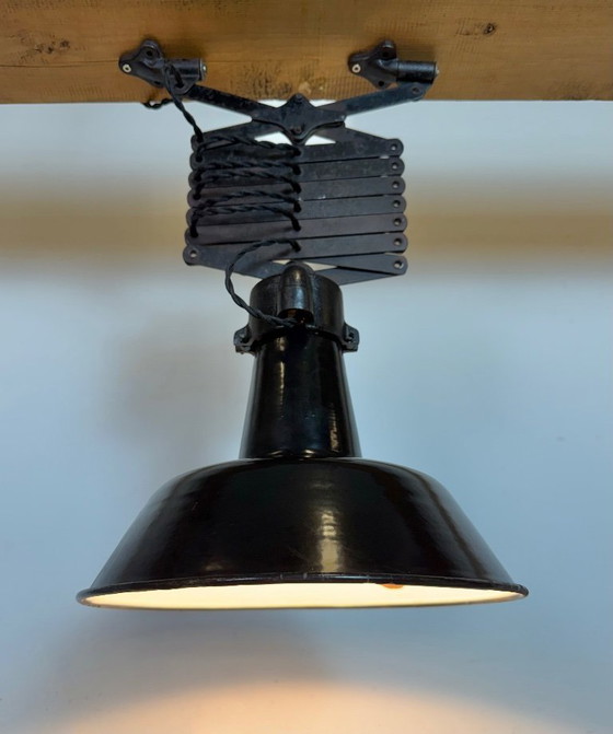 Image 1 of Industriële zwarte emaille schaarplafondlamp, jaren 30