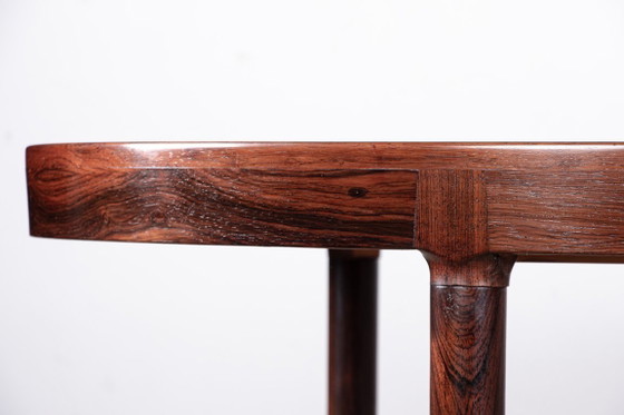 Image 1 of Gran mesa de comedor ovalada y extensible de palisandro danés, diseñada por Harry Østergaard para Randers Mobelfabrik en 1960.