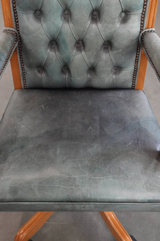 Image 1 of Sedia da ufficio Chesterfield in stile inglese classico con ruote in pelle di mucca azzurra e legno