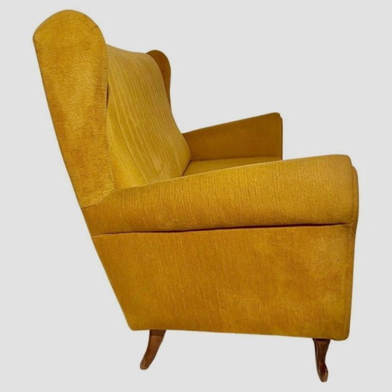 Image 1 of 1 canapé trois places en velours jaune de style Mid-Century, inspiré de Gio Ponti