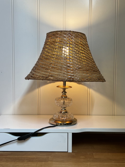Lampe de table vintage avec abat-jour en rotin et base en verre - style boho