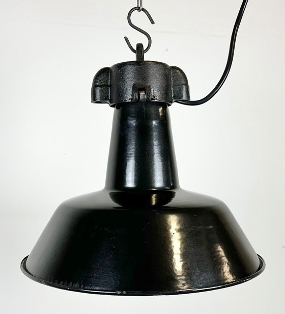 Image 1 of Industrielle Fabriklampe aus schwarzem Emaille mit gusseisernem Aufsatz, 1960er Jahre