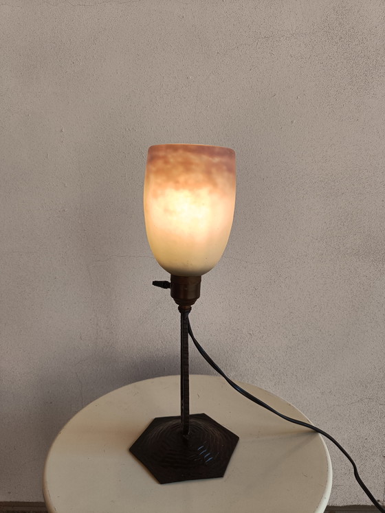 Image 1 of Lampada francese vintage in stile Art Déco con paralume in vetro firmato L'ELF e base in ferro successiva, anni '30-'50.