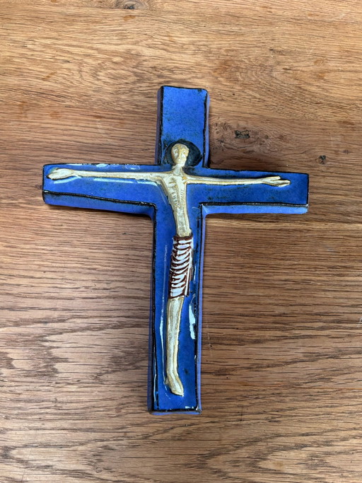 Cruz de pared de cerámica esmaltada en azul cobalto